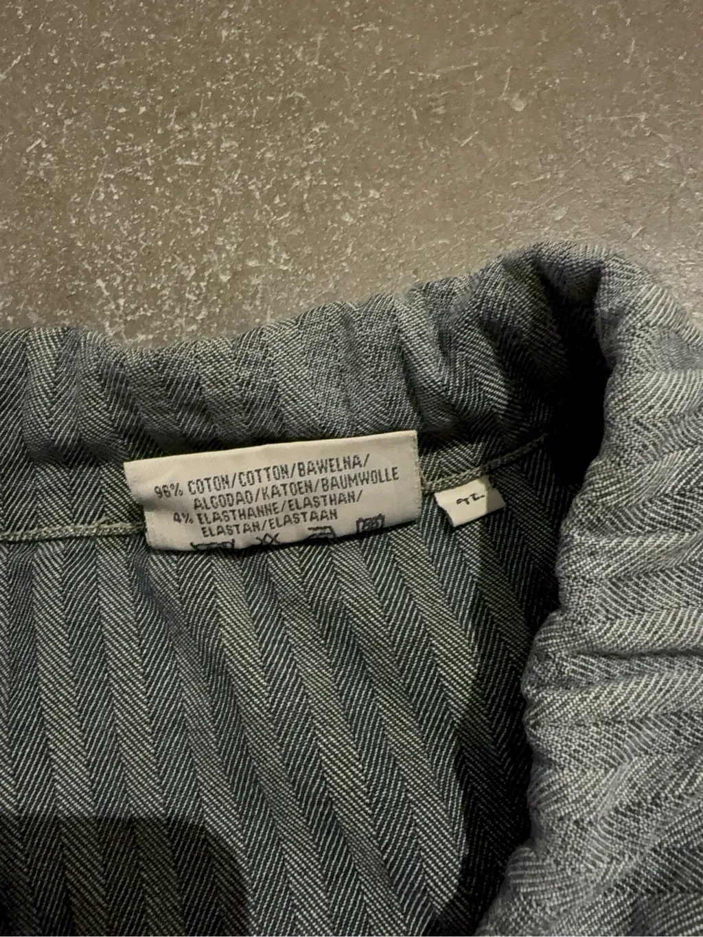 Veste zippée en coton anthracite à motif chevrons, coupe style veste en jean. 5
