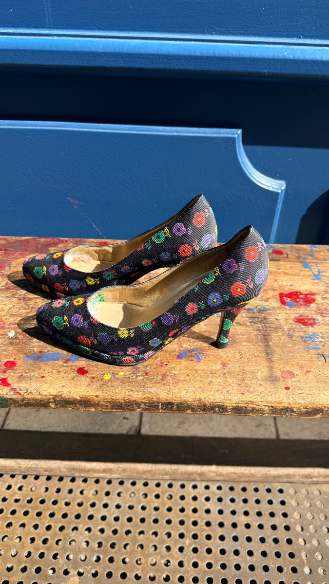 Escarpins Versace fleuris taille 36, un talon iconique des années 2000, parfait pour une touche d'élégance vintage.