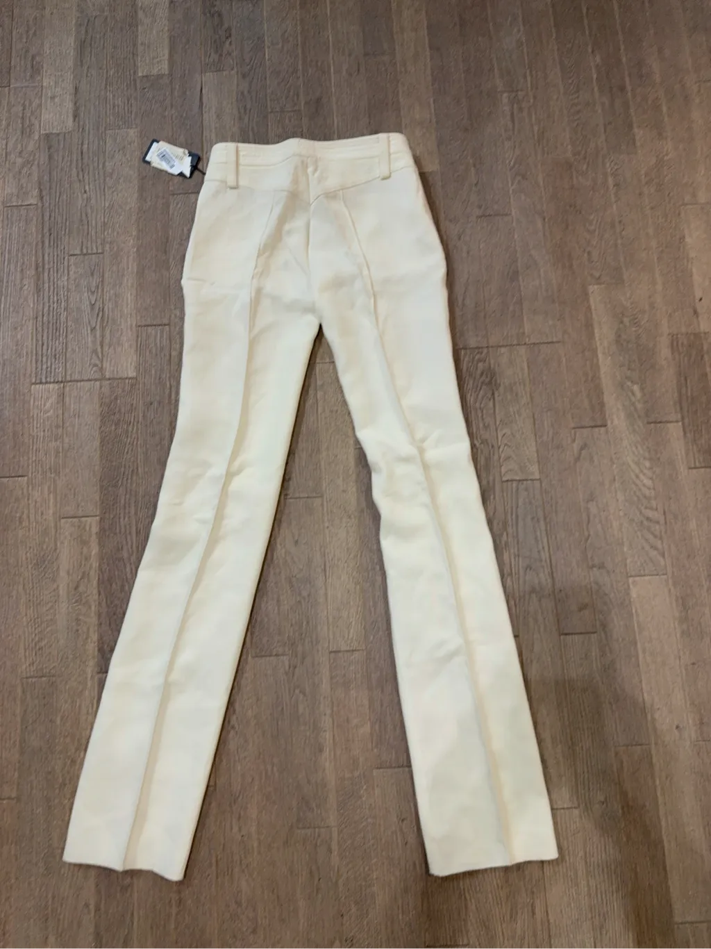 Pantalon Versace écru neuf avec étiquettes, coupe droite et ajustée, fabriqué en Italie. 2