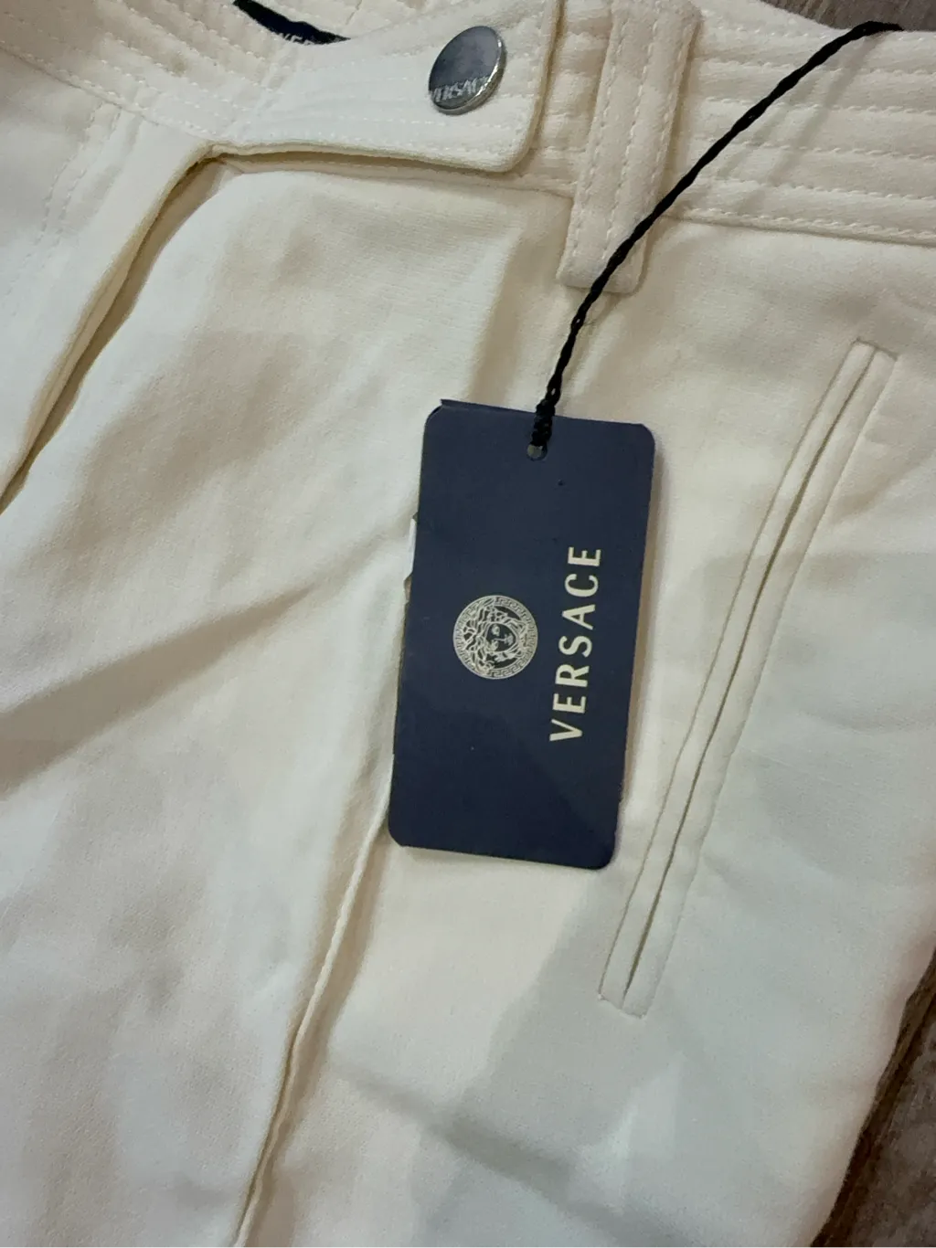 Pantalon Versace écru neuf avec étiquettes, coupe droite et ajustée, fabriqué en Italie. 3