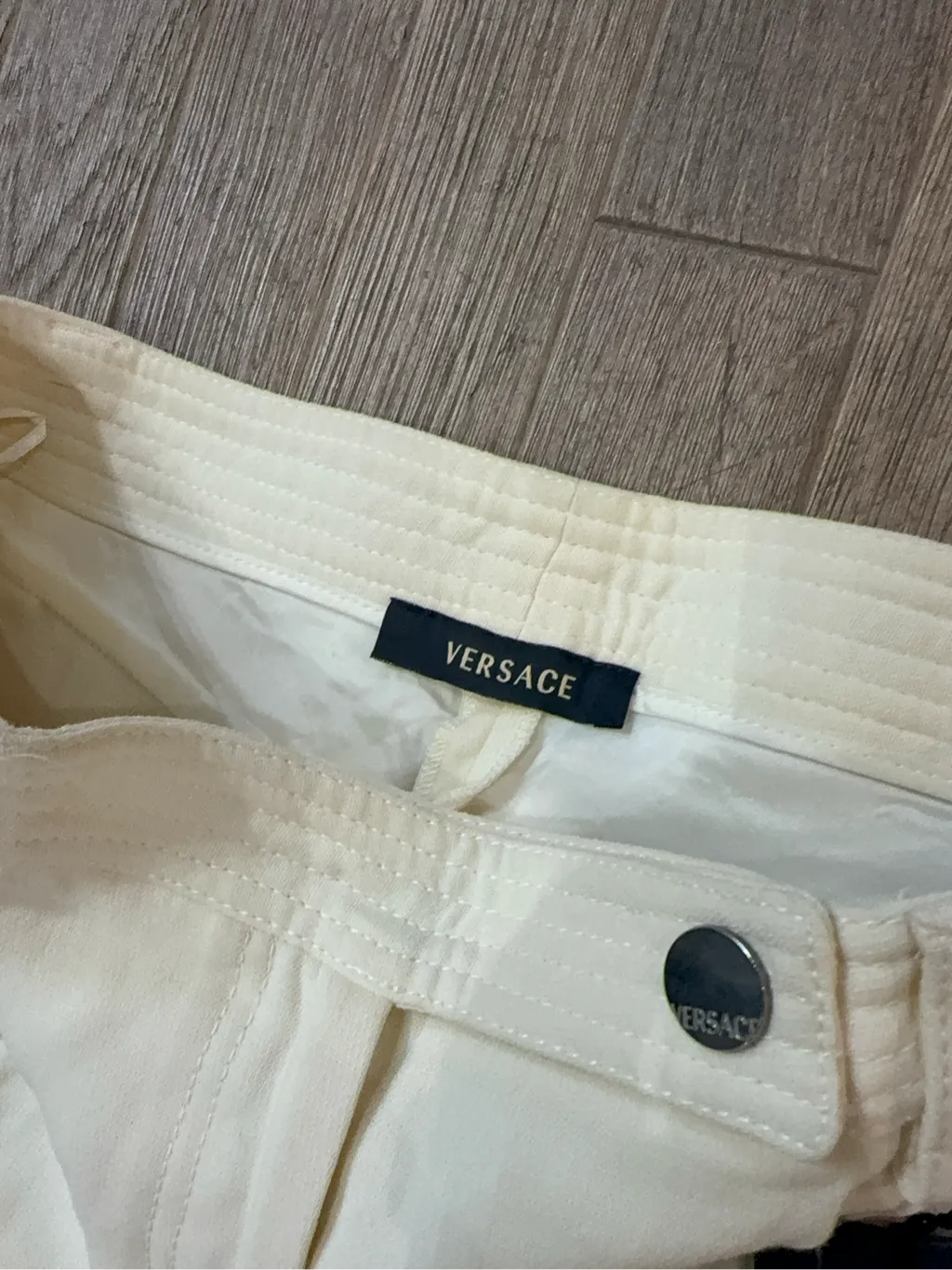 Pantalon Versace écru neuf avec étiquettes, coupe droite et ajustée, fabriqué en Italie. 4