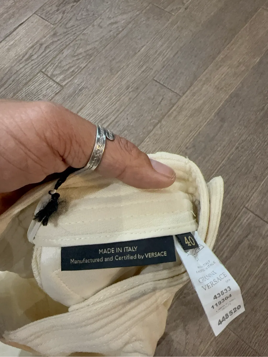 Pantalon Versace écru neuf avec étiquettes, coupe droite et ajustée, fabriqué en Italie. 5