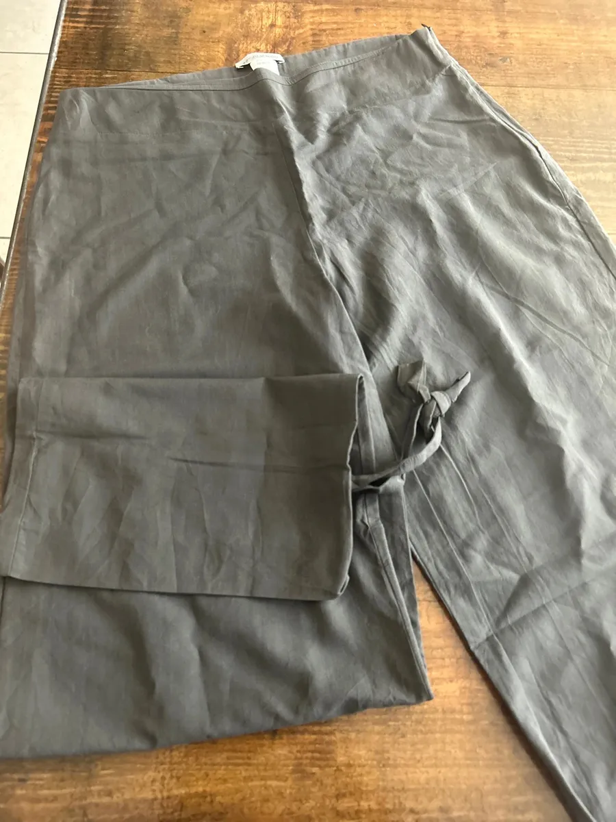 Pantalon classique gris avec tirette sur le côté 2