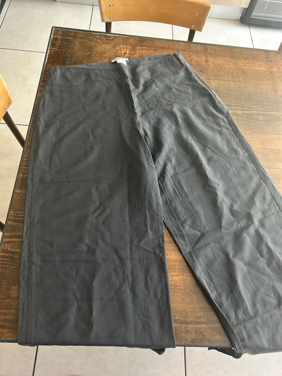Pantalon classique gris avec tirette sur le côté