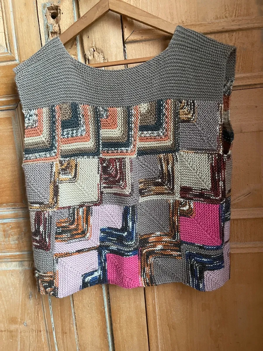 Gilet  patchwork ouvert en laine, sans manches, tricoté aux aiguilles, largeur sous aisselles 54 cm, hauteur totale, 56 cm 5