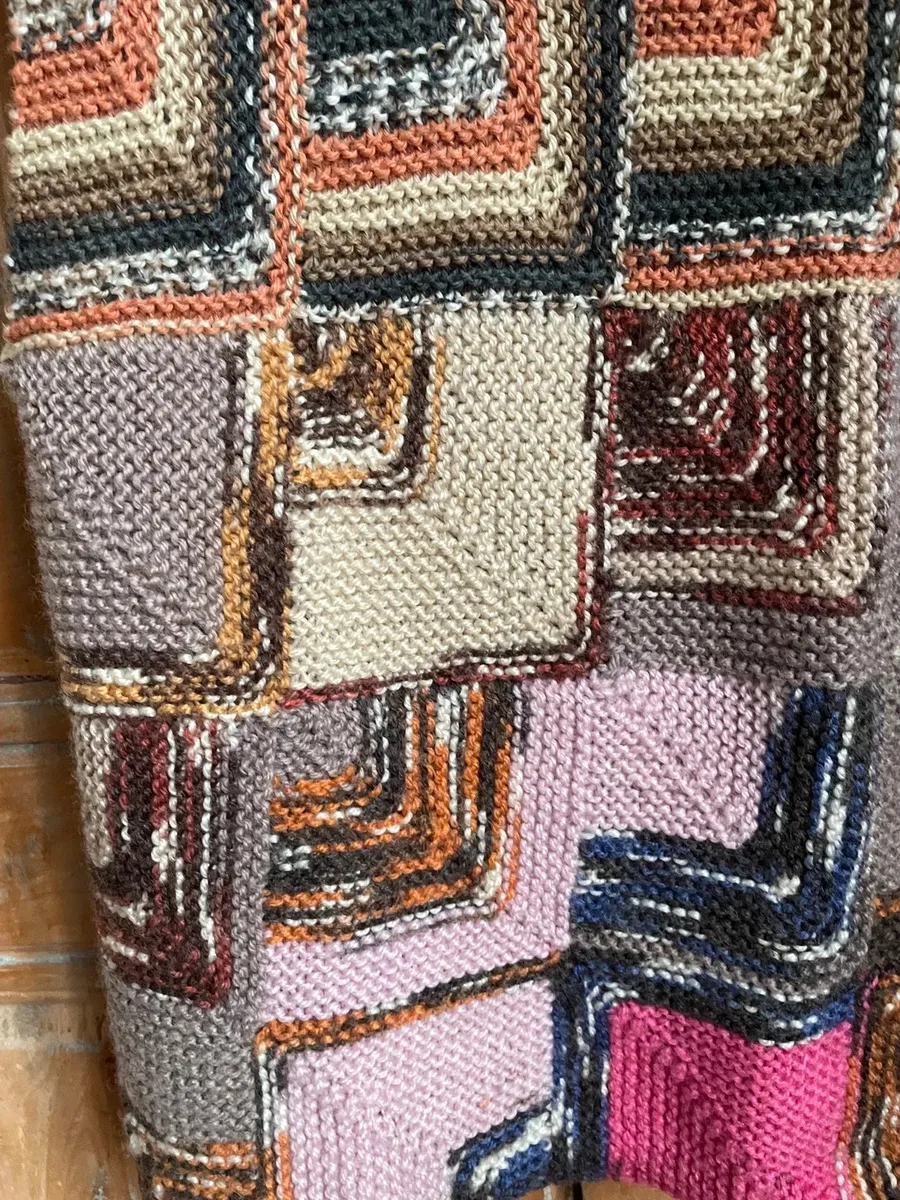 Gilet  patchwork ouvert en laine, sans manches, tricoté aux aiguilles, largeur sous aisselles 54 cm, hauteur totale, 56 cm 6