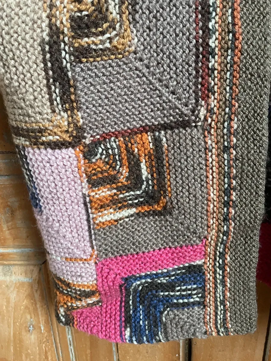Gilet  patchwork ouvert en laine, sans manches, tricoté aux aiguilles, largeur sous aisselles 54 cm, hauteur totale, 56 cm 3