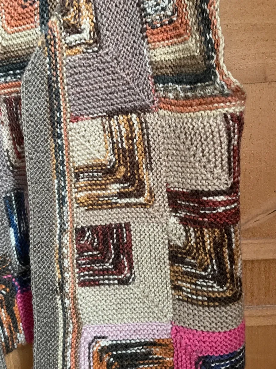 Gilet  patchwork ouvert en laine, sans manches, tricoté aux aiguilles, largeur sous aisselles 54 cm, hauteur totale, 56 cm 4