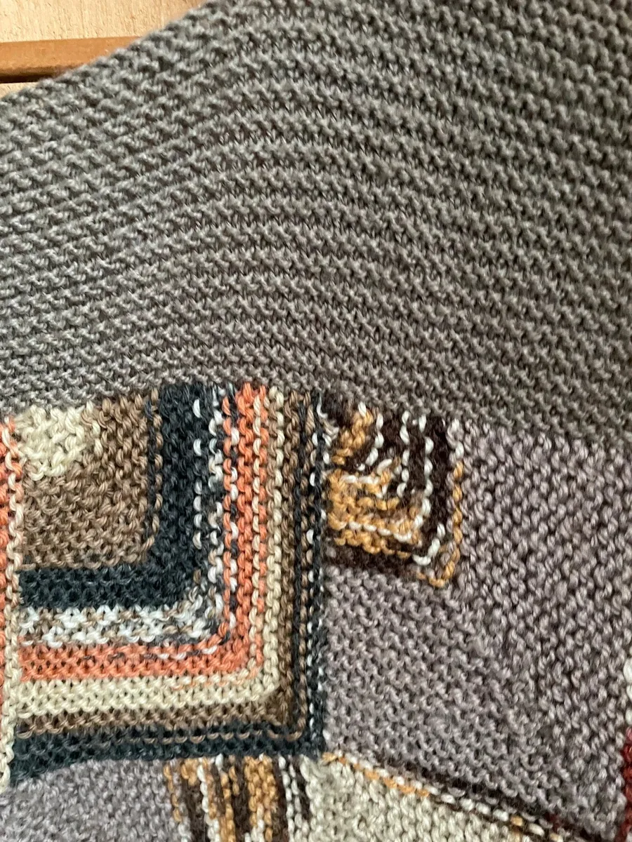 Gilet  patchwork ouvert en laine, sans manches, tricoté aux aiguilles, largeur sous aisselles 54 cm, hauteur totale, 56 cm 7
