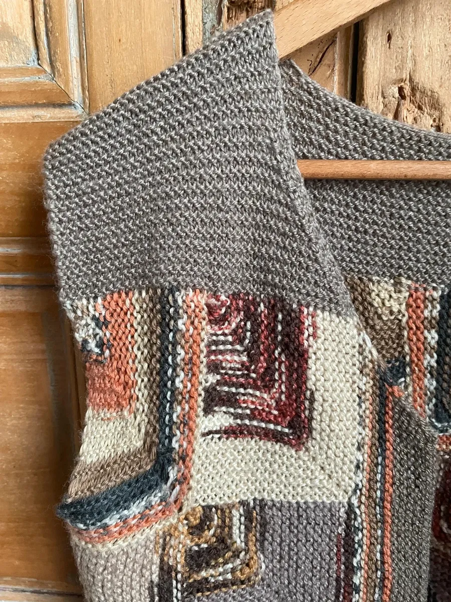 Gilet  patchwork ouvert en laine, sans manches, tricoté aux aiguilles, largeur sous aisselles 54 cm, hauteur totale, 56 cm 2