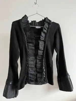 Top gothique bi-matière Esperance en acrylique noir, taille M, une pièce vintage unisexe en très bon état.