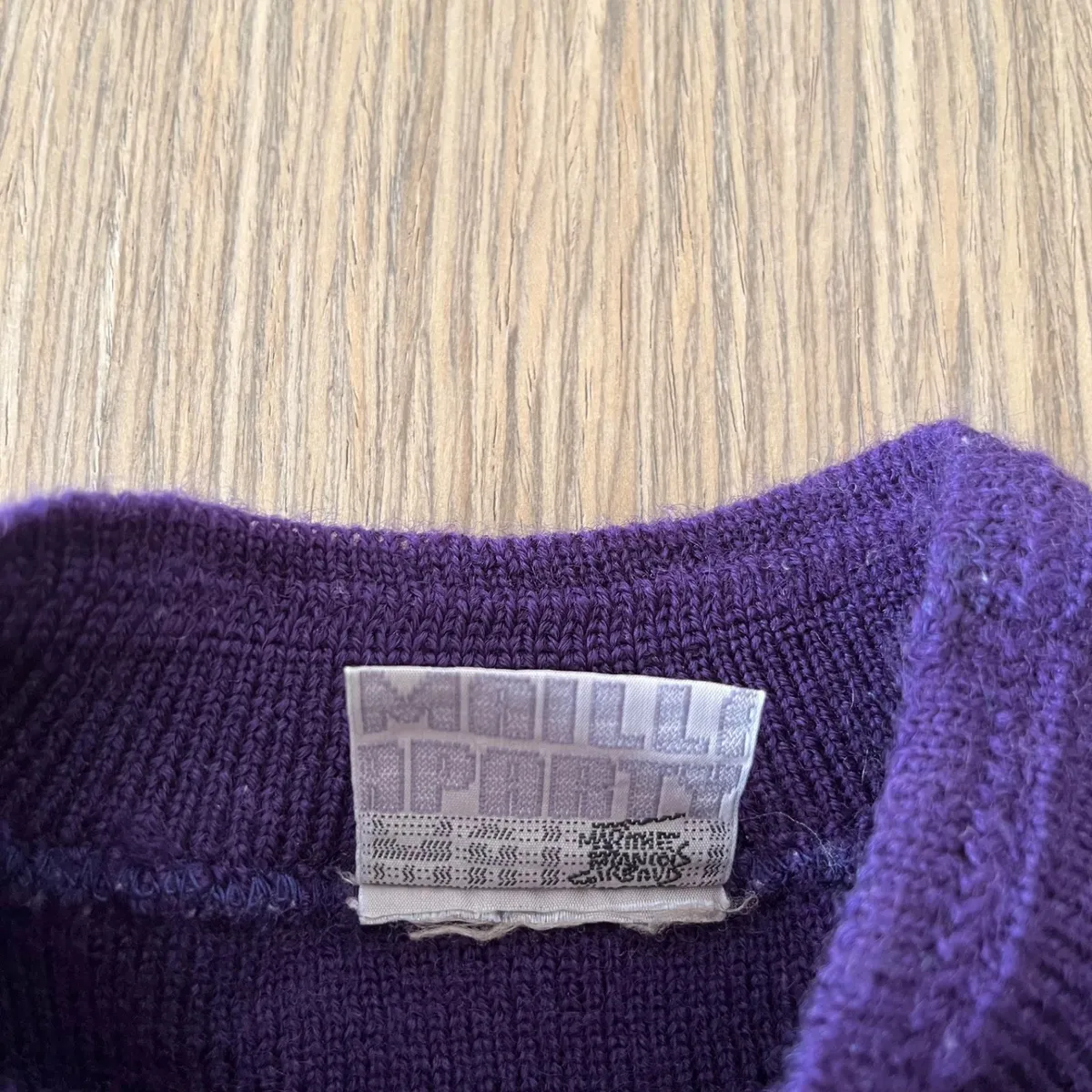Pull Marithé François Girbaud Les Millésimes Mailla Party 100 % pure laine vierge Woolmark, coloris violet. Fabrication française, belle maille en laine avec col montant cheminée et coupe ample / boxy. Made in France Années 90 Taille XL femme ou L homme Mesures à plat : Épaules : 56 cm Aisselle à aisselle : 61 cm Longueur : 64 cm Manches : 54 cm Bon état général avec signes d’usage. Pas de taches. Petit trou sur le bas et un autre à l'arrière de la manche, visibles sur les photos. 7