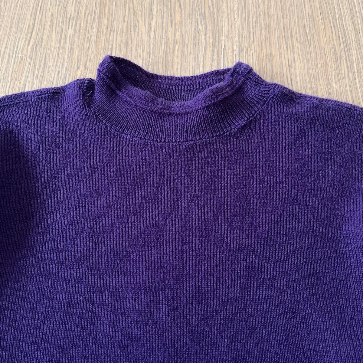 Pull Marithé François Girbaud Les Millésimes Mailla Party 100 % pure laine vierge Woolmark, coloris violet. Fabrication française, belle maille en laine avec col montant cheminée et coupe ample / boxy. Made in France Années 90 Taille XL femme ou L homme Mesures à plat : Épaules : 56 cm Aisselle à aisselle : 61 cm Longueur : 64 cm Manches : 54 cm Bon état général avec signes d’usage. Pas de taches. Petit trou sur le bas et un autre à l'arrière de la manche, visibles sur les photos. 2