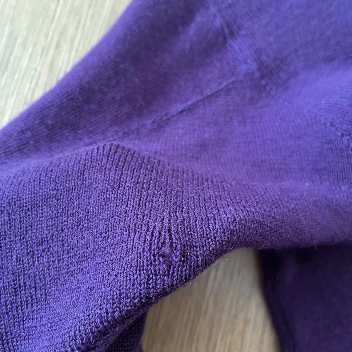 Pull Marithé François Girbaud Les Millésimes Mailla Party 100 % pure laine vierge Woolmark, coloris violet. Fabrication française, belle maille en laine avec col montant cheminée et coupe ample / boxy. Made in France Années 90 Taille XL femme ou L homme Mesures à plat : Épaules : 56 cm Aisselle à aisselle : 61 cm Longueur : 64 cm Manches : 54 cm Bon état général avec signes d’usage. Pas de taches. Petit trou sur le bas et un autre à l'arrière de la manche, visibles sur les photos. 15