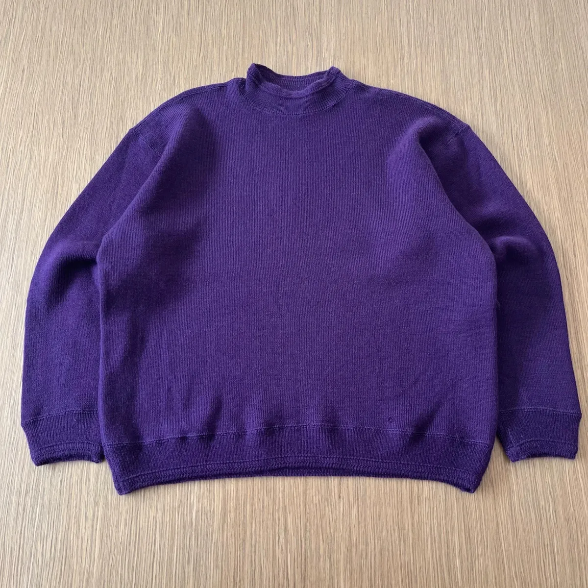 Pull Marithé François Girbaud Les Millésimes Mailla Party 100 % pure laine vierge Woolmark, coloris violet. Fabrication française, belle maille en laine avec col montant cheminée et coupe ample / boxy. Made in France Années 90 Taille XL femme ou L homme Mesures à plat : Épaules : 56 cm Aisselle à aisselle : 61 cm Longueur : 64 cm Manches : 54 cm Bon état général avec signes d’usage. Pas de taches. Petit trou sur le bas et un autre à l'arrière de la manche, visibles sur les photos.