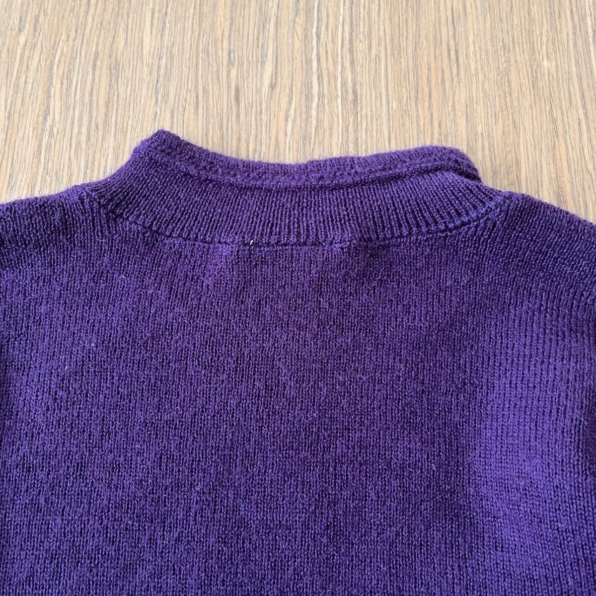 Pull Marithé François Girbaud Les Millésimes Mailla Party 100 % pure laine vierge Woolmark, coloris violet. Fabrication française, belle maille en laine avec col montant cheminée et coupe ample / boxy. Made in France Années 90 Taille XL femme ou L homme Mesures à plat : Épaules : 56 cm Aisselle à aisselle : 61 cm Longueur : 64 cm Manches : 54 cm Bon état général avec signes d’usage. Pas de taches. Petit trou sur le bas et un autre à l'arrière de la manche, visibles sur les photos. 13