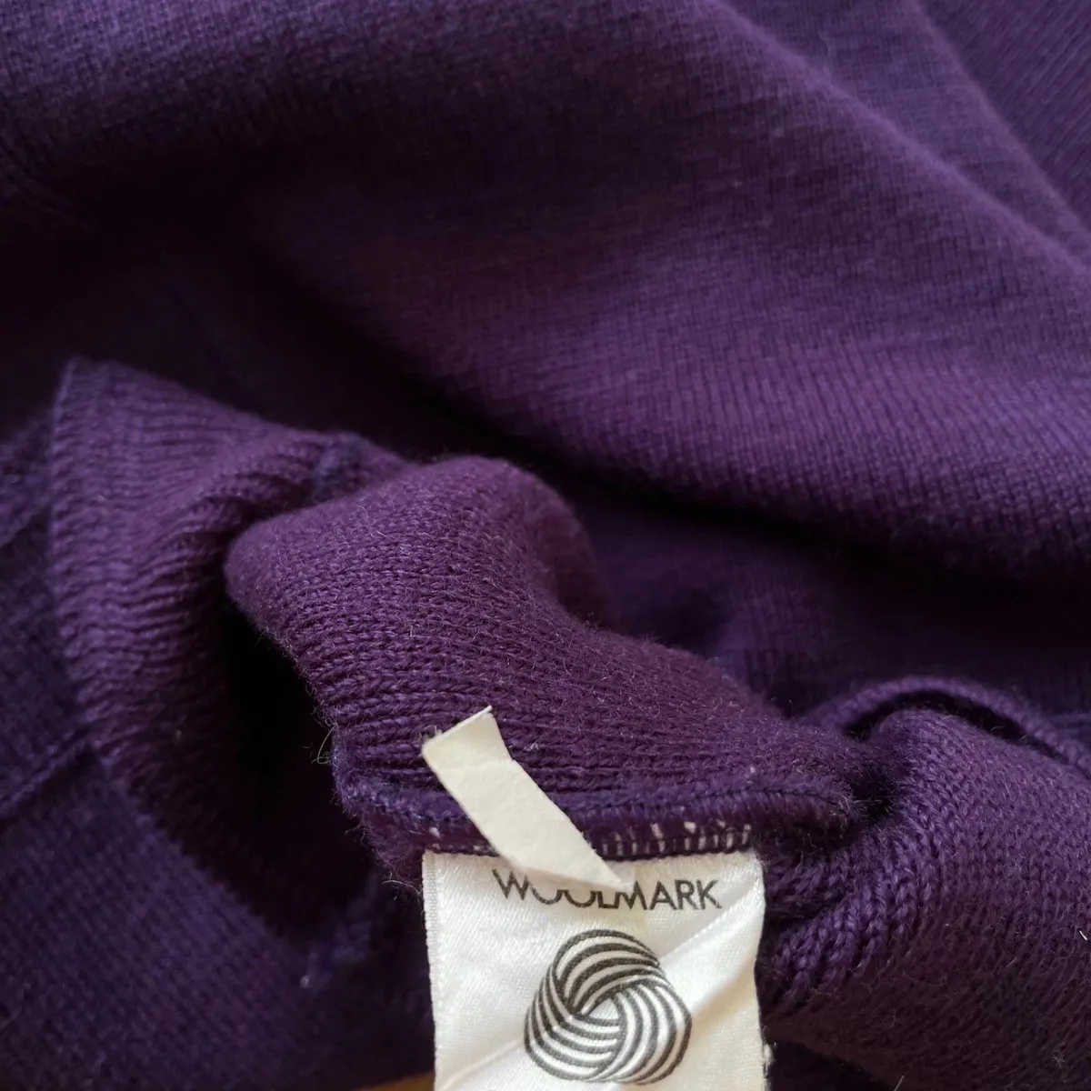 Pull Marithé François Girbaud Les Millésimes Mailla Party 100 % pure laine vierge Woolmark, coloris violet. Fabrication française, belle maille en laine avec col montant cheminée et coupe ample / boxy. Made in France Années 90 Taille XL femme ou L homme Mesures à plat : Épaules : 56 cm Aisselle à aisselle : 61 cm Longueur : 64 cm Manches : 54 cm Bon état général avec signes d’usage. Pas de taches. Petit trou sur le bas et un autre à l'arrière de la manche, visibles sur les photos. 9