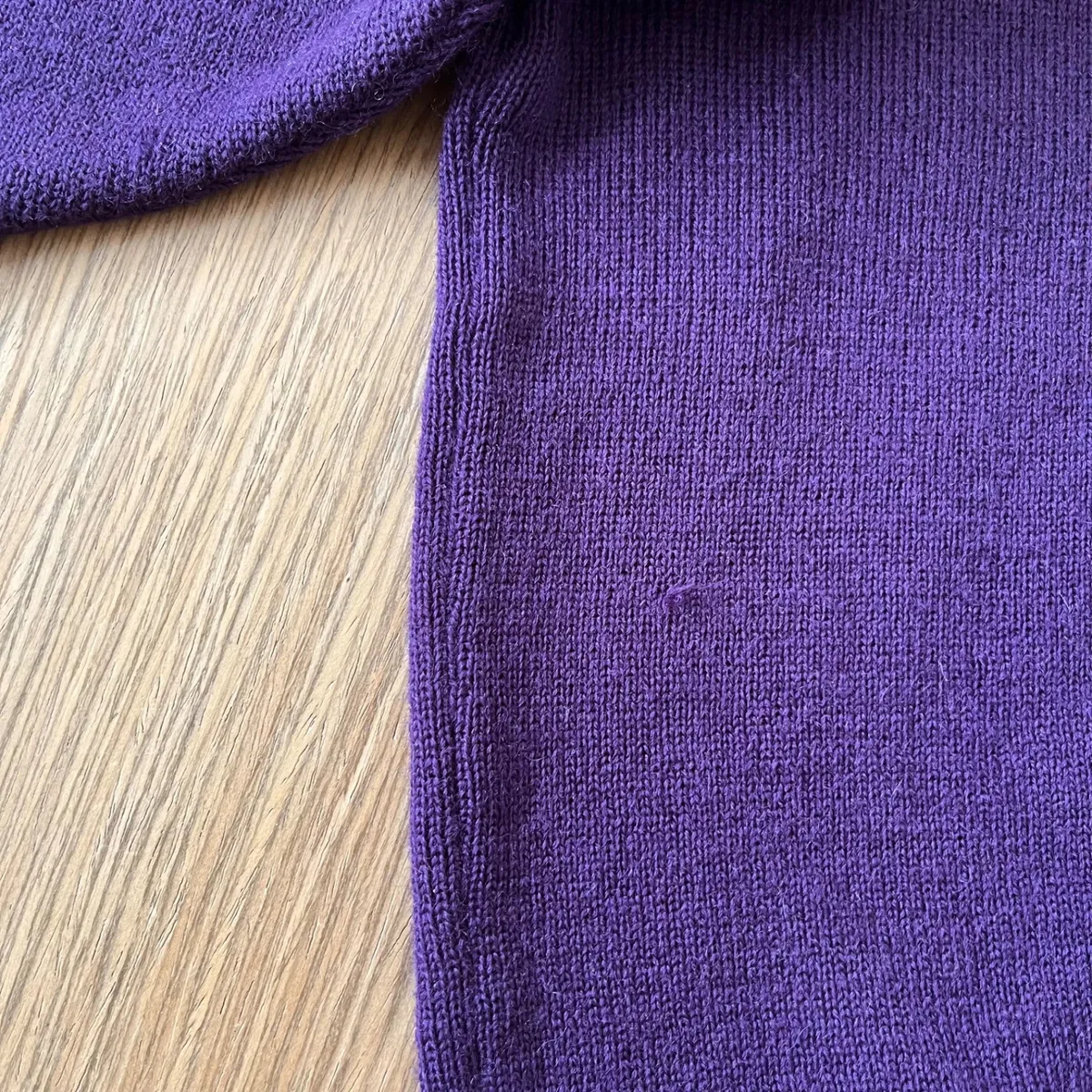 Pull Marithé François Girbaud Les Millésimes Mailla Party 100 % pure laine vierge Woolmark, coloris violet. Fabrication française, belle maille en laine avec col montant cheminée et coupe ample / boxy. Made in France Années 90 Taille XL femme ou L homme Mesures à plat : Épaules : 56 cm Aisselle à aisselle : 61 cm Longueur : 64 cm Manches : 54 cm Bon état général avec signes d’usage. Pas de taches. Petit trou sur le bas et un autre à l'arrière de la manche, visibles sur les photos. 16