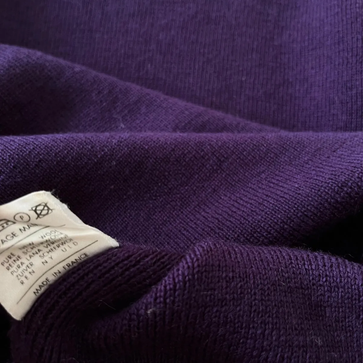 Pull Marithé François Girbaud Les Millésimes Mailla Party 100 % pure laine vierge Woolmark, coloris violet. Fabrication française, belle maille en laine avec col montant cheminée et coupe ample / boxy. Made in France Années 90 Taille XL femme ou L homme Mesures à plat : Épaules : 56 cm Aisselle à aisselle : 61 cm Longueur : 64 cm Manches : 54 cm Bon état général avec signes d’usage. Pas de taches. Petit trou sur le bas et un autre à l'arrière de la manche, visibles sur les photos. 10