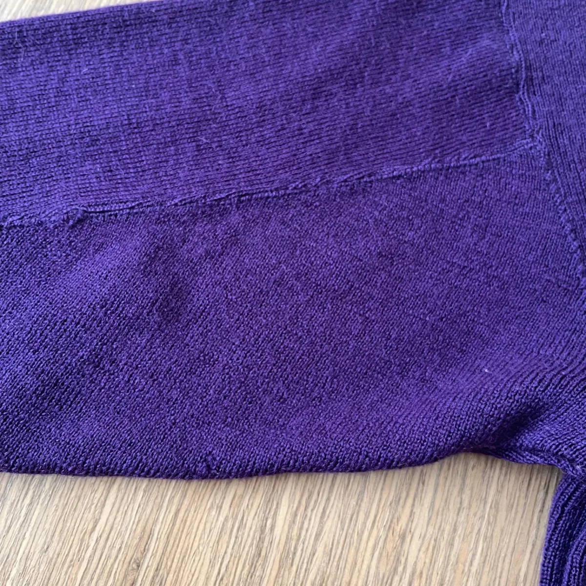 Pull Marithé François Girbaud Les Millésimes Mailla Party 100 % pure laine vierge Woolmark, coloris violet. Fabrication française, belle maille en laine avec col montant cheminée et coupe ample / boxy. Made in France Années 90 Taille XL femme ou L homme Mesures à plat : Épaules : 56 cm Aisselle à aisselle : 61 cm Longueur : 64 cm Manches : 54 cm Bon état général avec signes d’usage. Pas de taches. Petit trou sur le bas et un autre à l'arrière de la manche, visibles sur les photos. 14