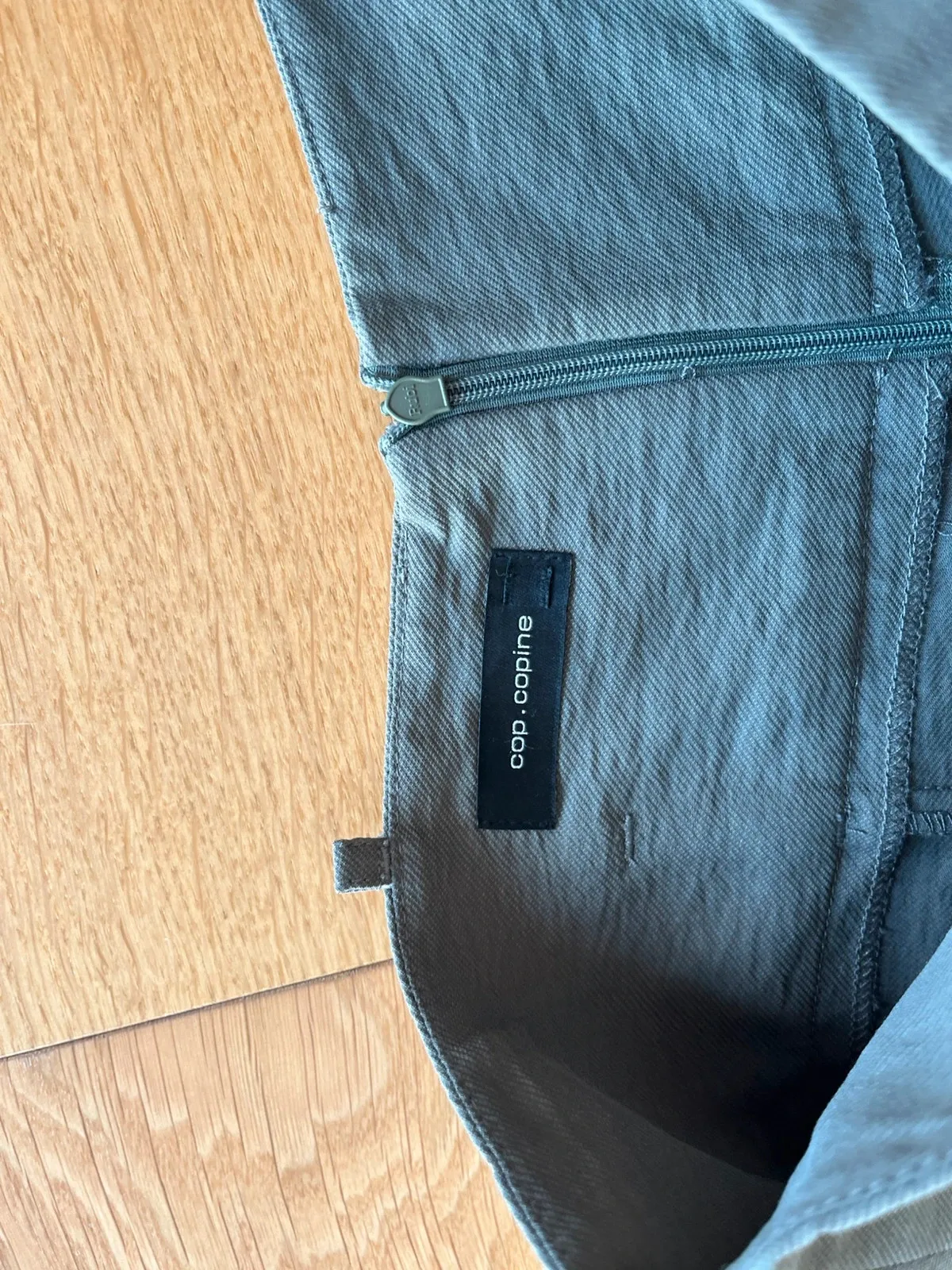 Pantalon taille haute, fendu sur l’avant et asymétrique cop.copine. Excellent état, Taille 38. Arrive à mi mollet. 4