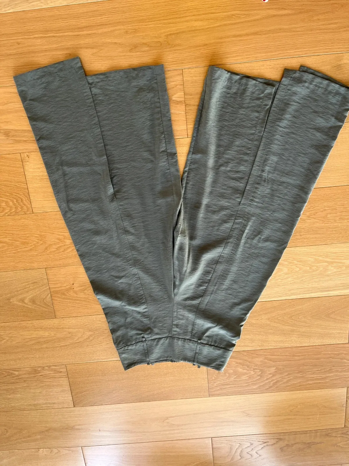 Pantalon taille haute, fendu sur l’avant et asymétrique cop.copine. Excellent état, Taille 38. Arrive à mi mollet.