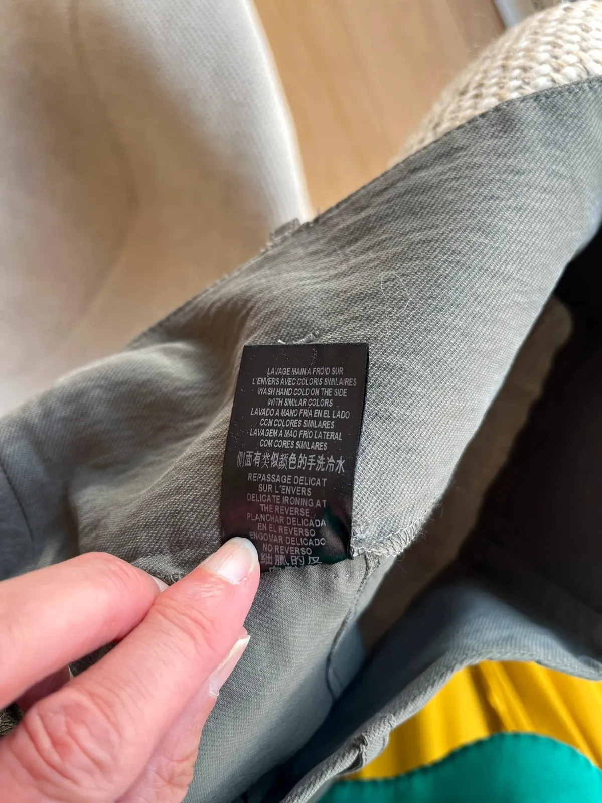 Pantalon taille haute, fendu sur l’avant et asymétrique cop.copine. Excellent état, Taille 38. Arrive à mi mollet. 7