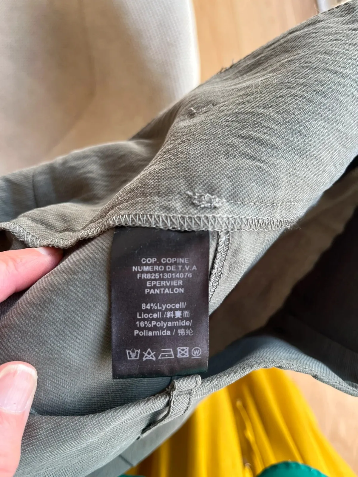 Pantalon taille haute, fendu sur l’avant et asymétrique cop.copine. Excellent état, Taille 38. Arrive à mi mollet. 6