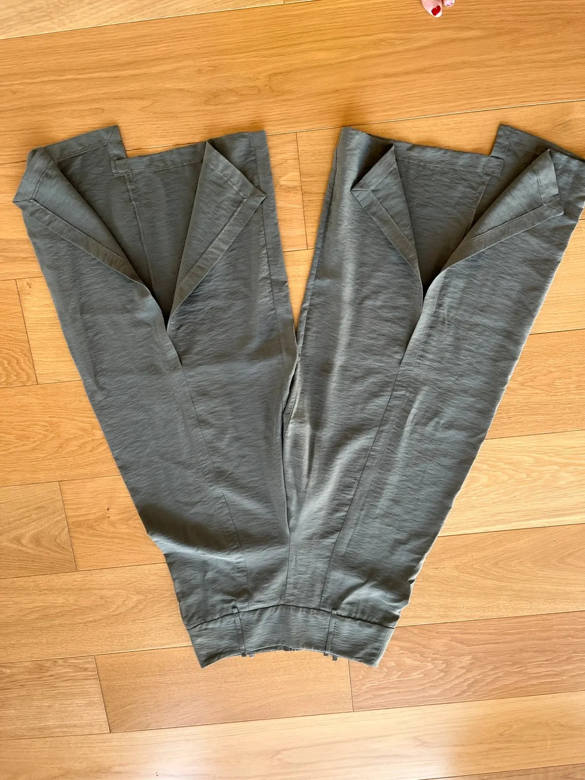 Pantalon taille haute, fendu sur l’avant et asymétrique cop.copine. Excellent état, Taille 38. Arrive à mi mollet. 2