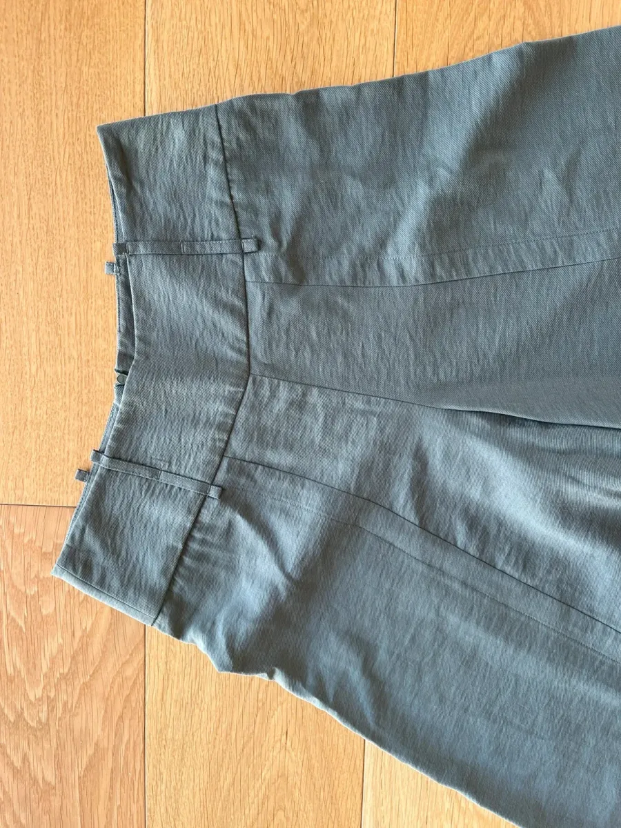 Pantalon taille haute, fendu sur l’avant et asymétrique cop.copine. Excellent état, Taille 38. Arrive à mi mollet. 6