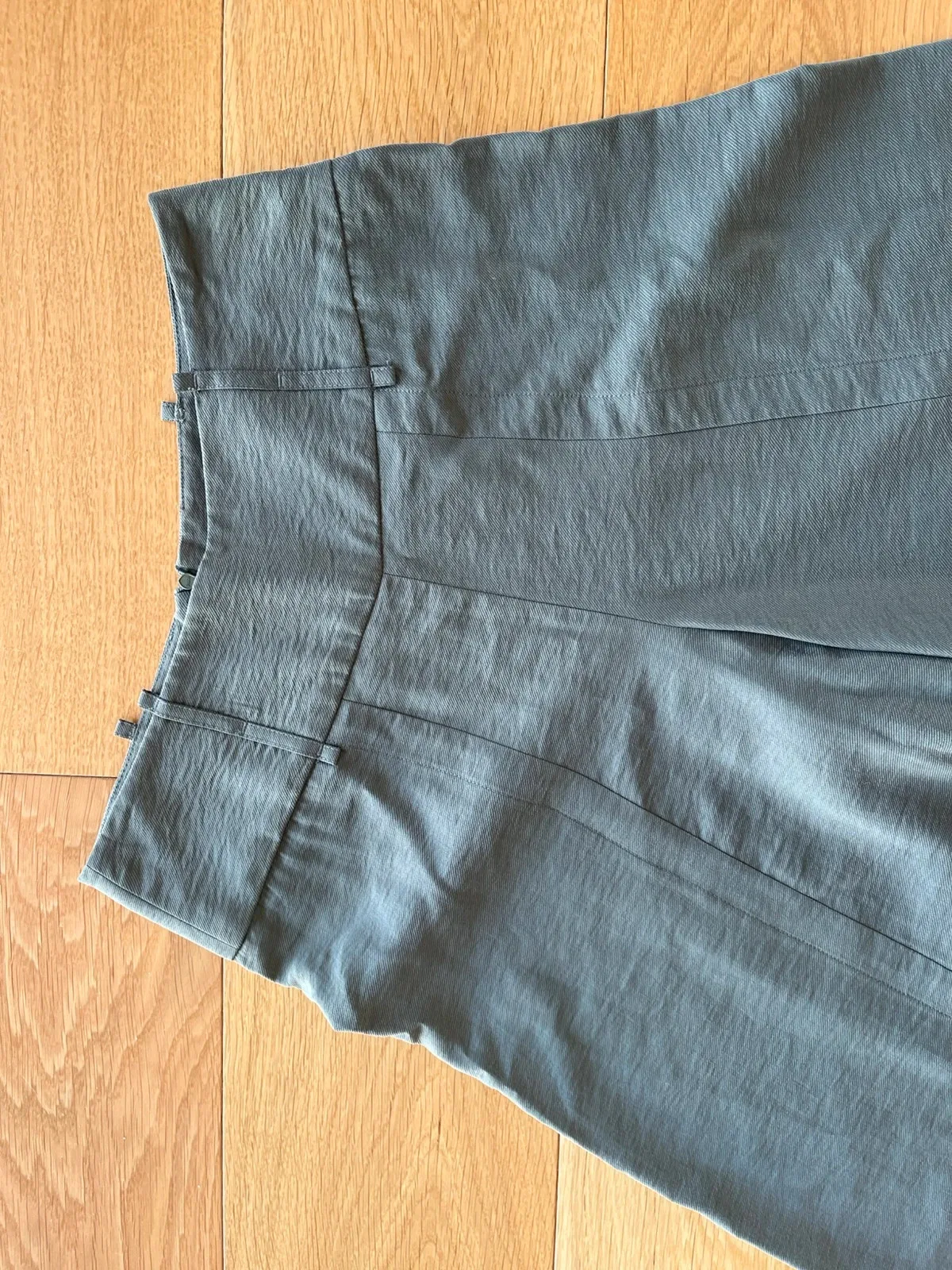 Pantalon taille haute, fendu sur l’avant et asymétrique cop.copine. Excellent état, Taille 38. Arrive à mi mollet. 5