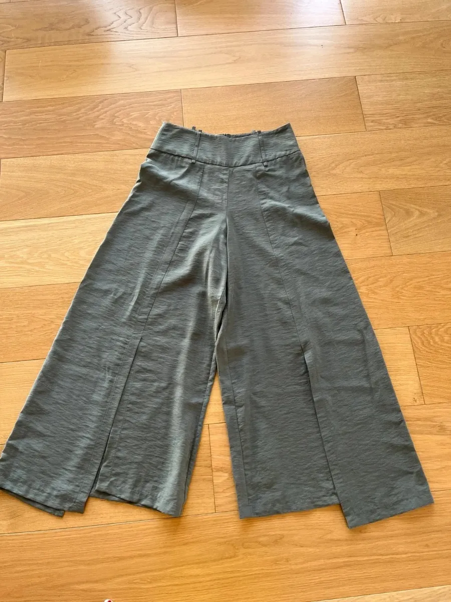Pantalon taille haute, fendu sur l’avant et asymétrique cop.copine. Excellent état, Taille 38. Arrive à mi mollet. 2