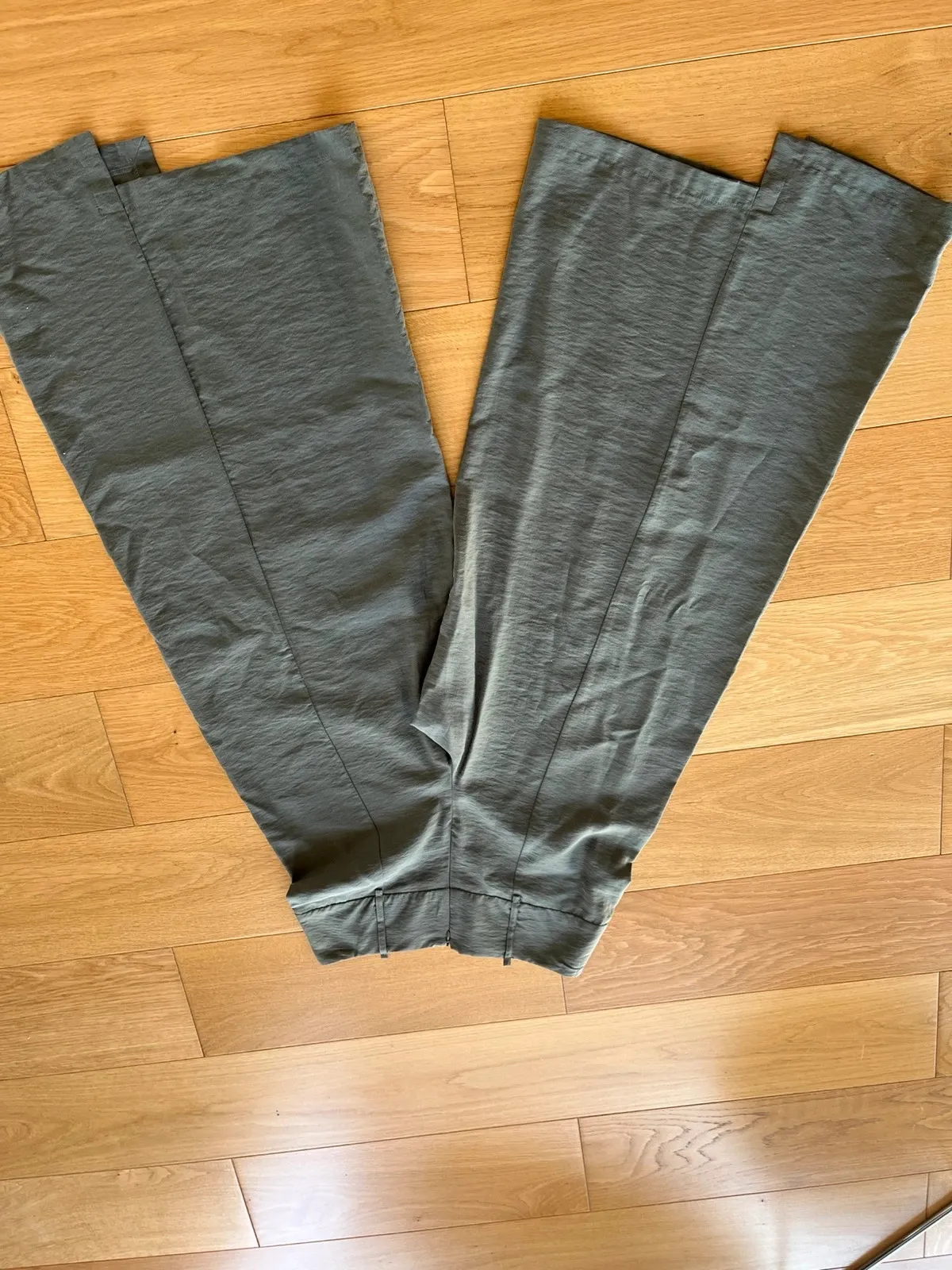 Pantalon taille haute, fendu sur l’avant et asymétrique cop.copine. Excellent état, Taille 38. Arrive à mi mollet. 3