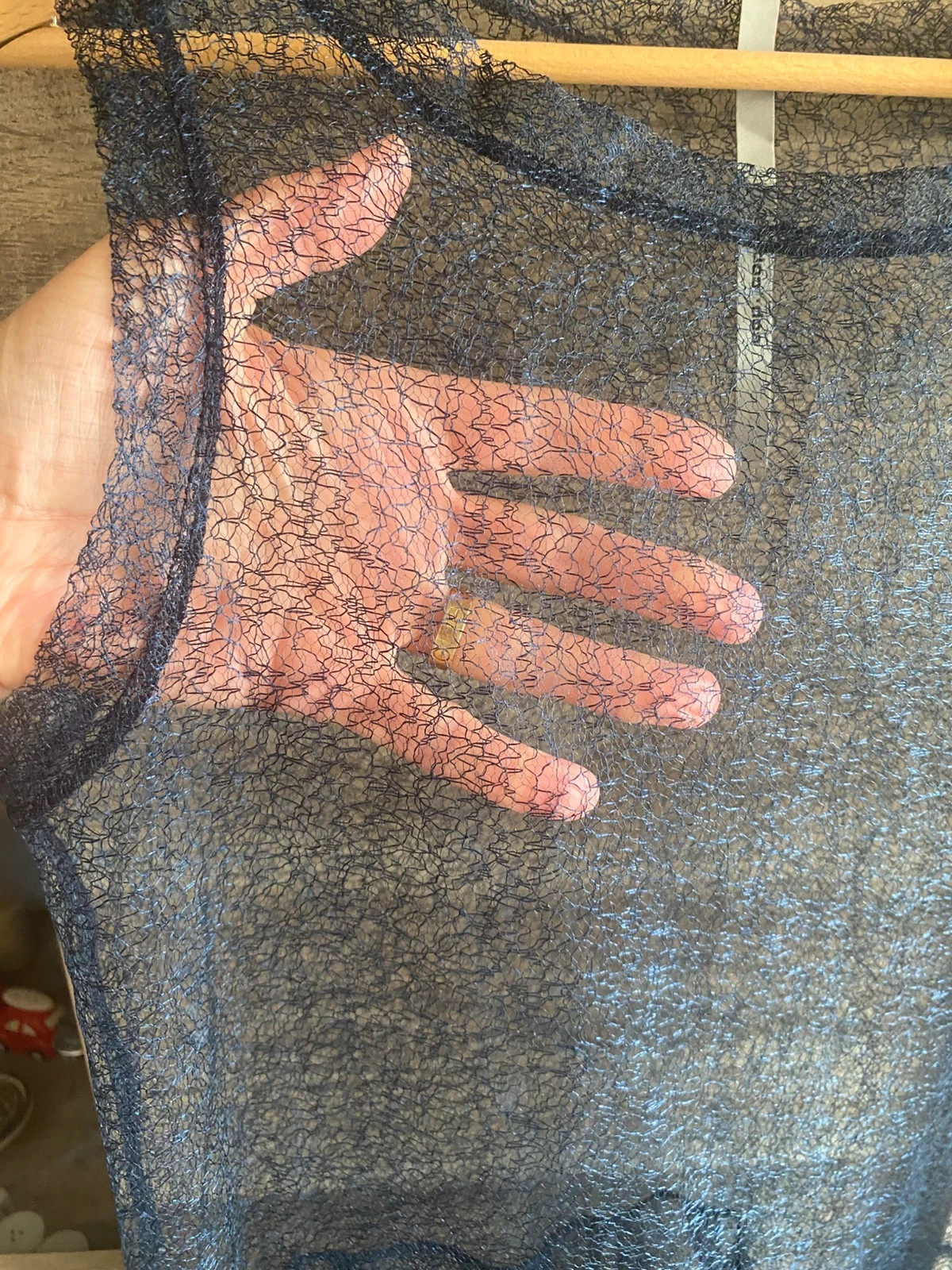 Superbe et très originale sur-robe bleu marine entièrement en dentelle très fine 
Pouvant se porte soit sur un maillot de bain soit sur une jolie robe à Bretelles bleu marine pour une soirée chic 
Longueur 83 cm 
Hauteur buste 49 cm
Parfait état 

C 106 3
