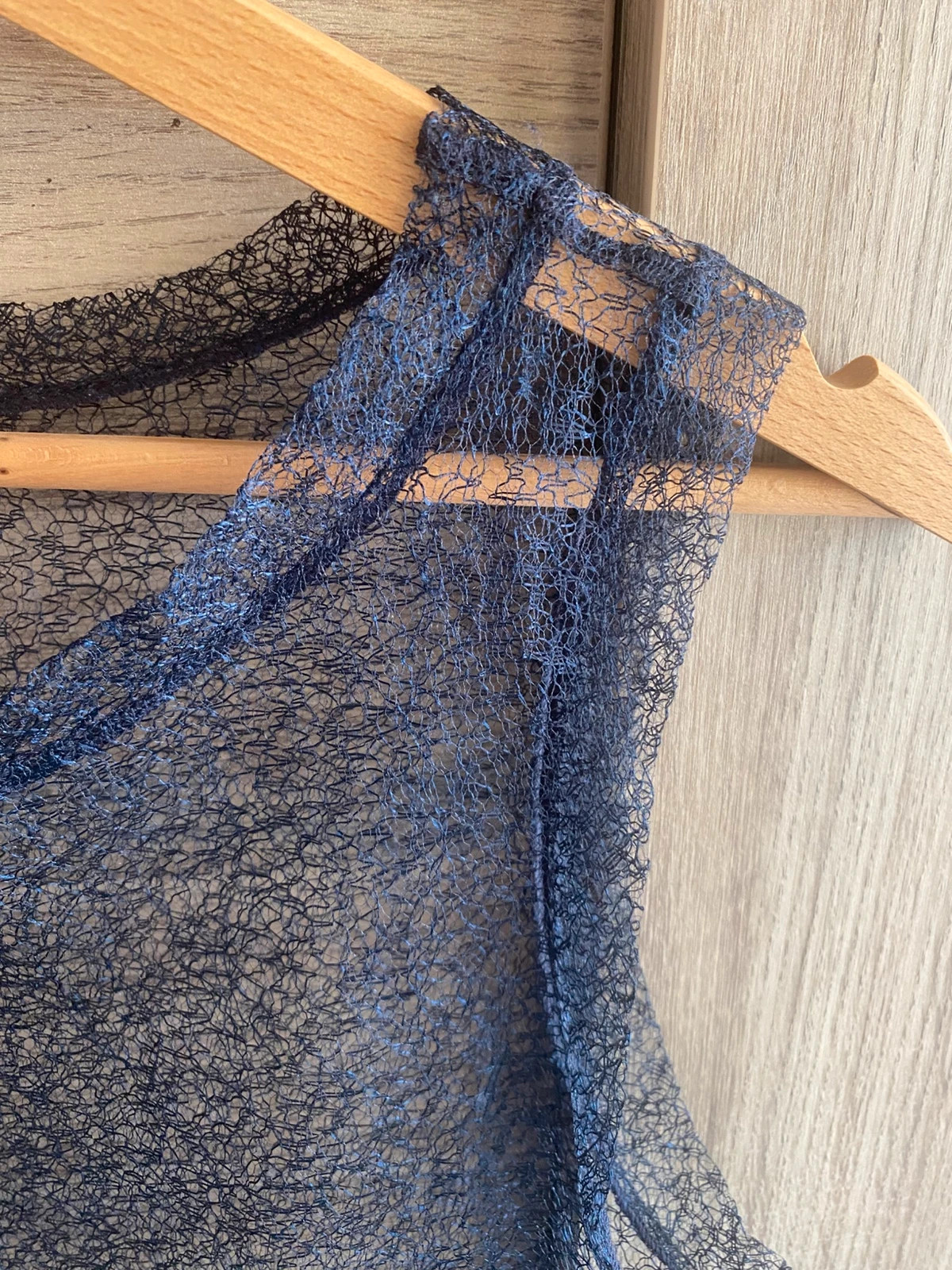 Superbe et très originale sur-robe bleu marine entièrement en dentelle très fine 
Pouvant se porte soit sur un maillot de bain soit sur une jolie robe à Bretelles bleu marine pour une soirée chic 
Longueur 83 cm 
Hauteur buste 49 cm
Parfait état 

C 106 7