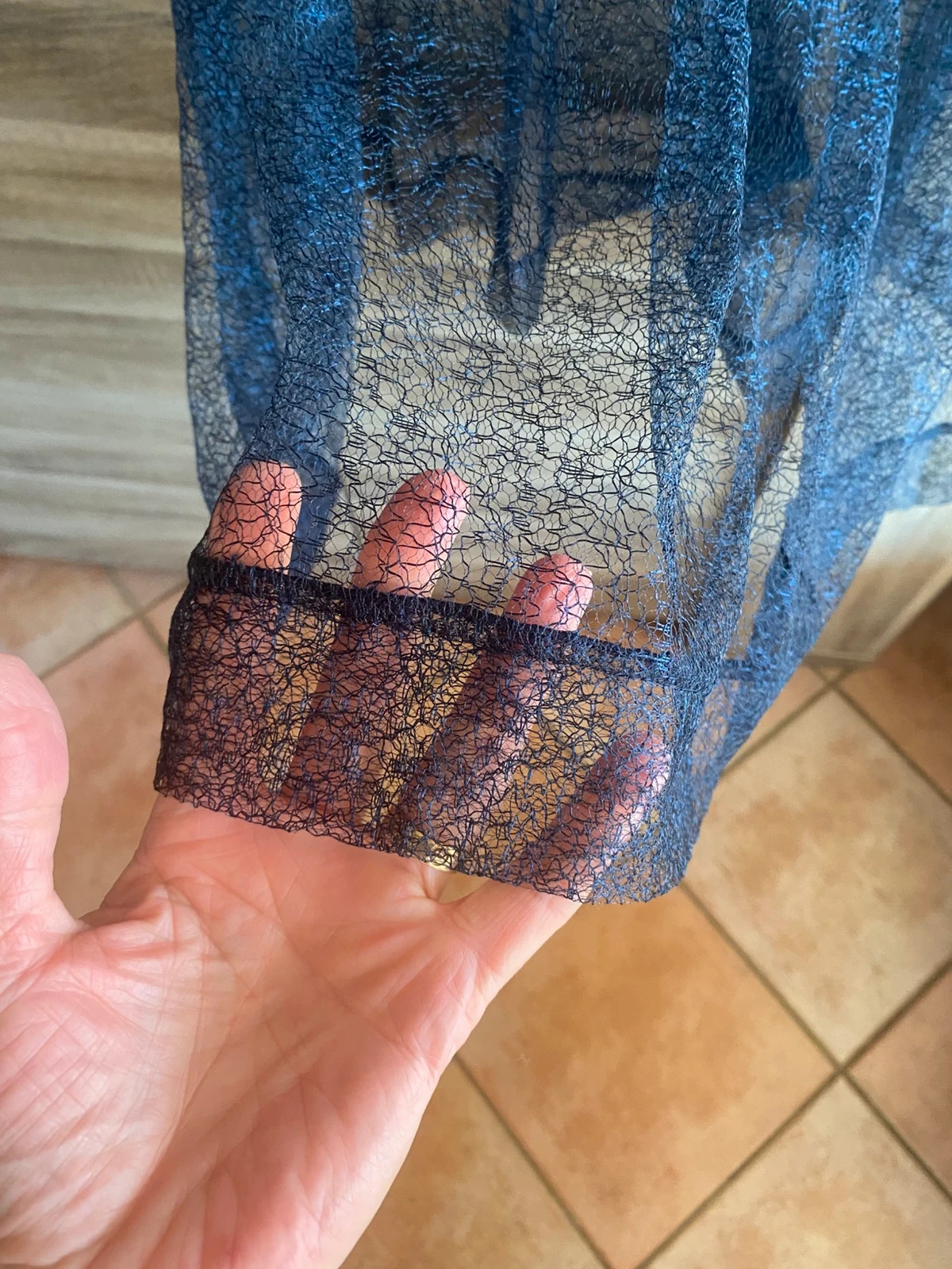 Superbe et très originale sur-robe bleu marine entièrement en dentelle très fine 
Pouvant se porte soit sur un maillot de bain soit sur une jolie robe à Bretelles bleu marine pour une soirée chic 
Longueur 83 cm 
Hauteur buste 49 cm
Parfait état 

C 106 4