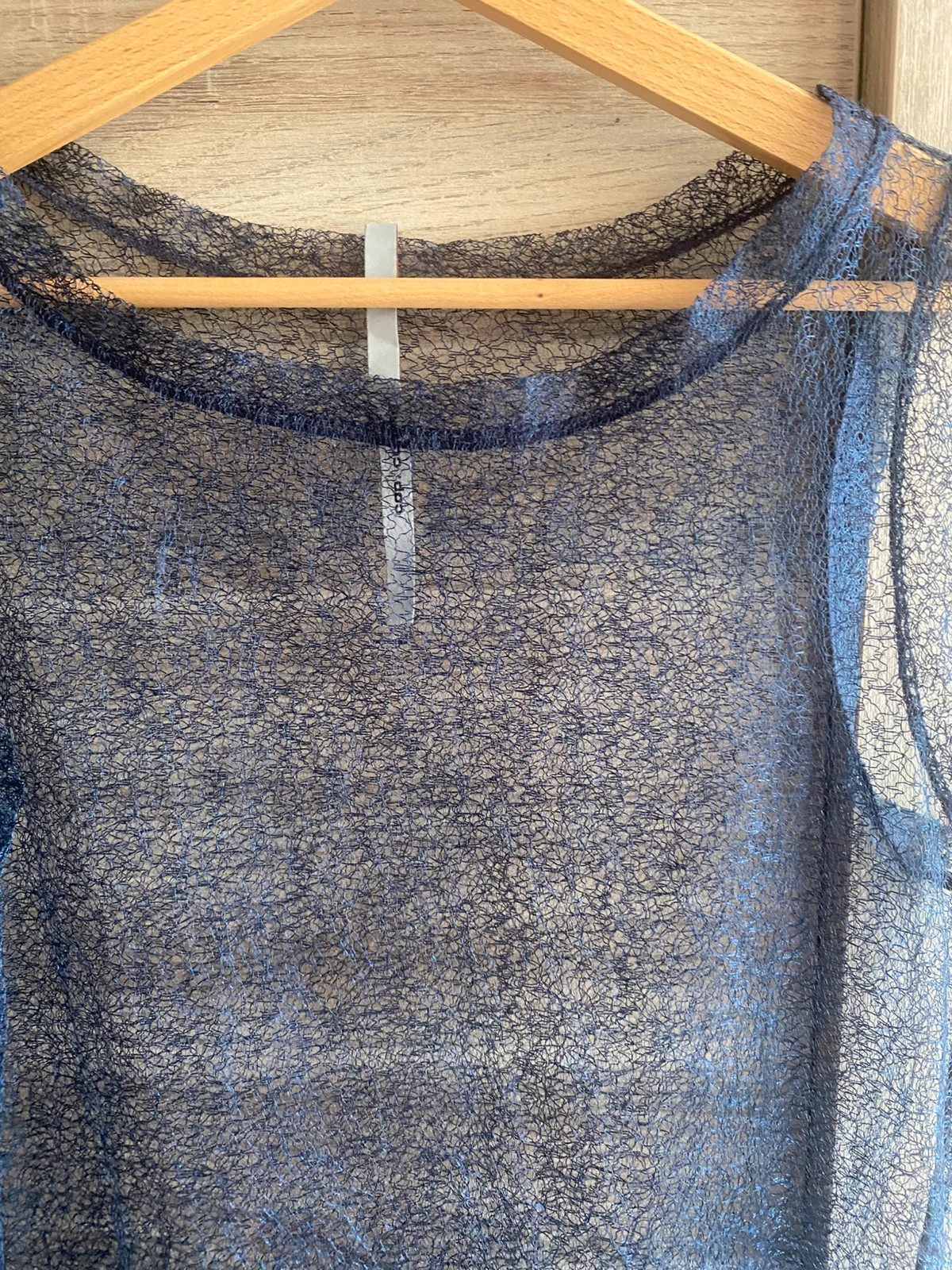 Superbe et très originale sur-robe bleu marine entièrement en dentelle très fine 
Pouvant se porte soit sur un maillot de bain soit sur une jolie robe à Bretelles bleu marine pour une soirée chic 
Longueur 83 cm 
Hauteur buste 49 cm
Parfait état 

C 106 2