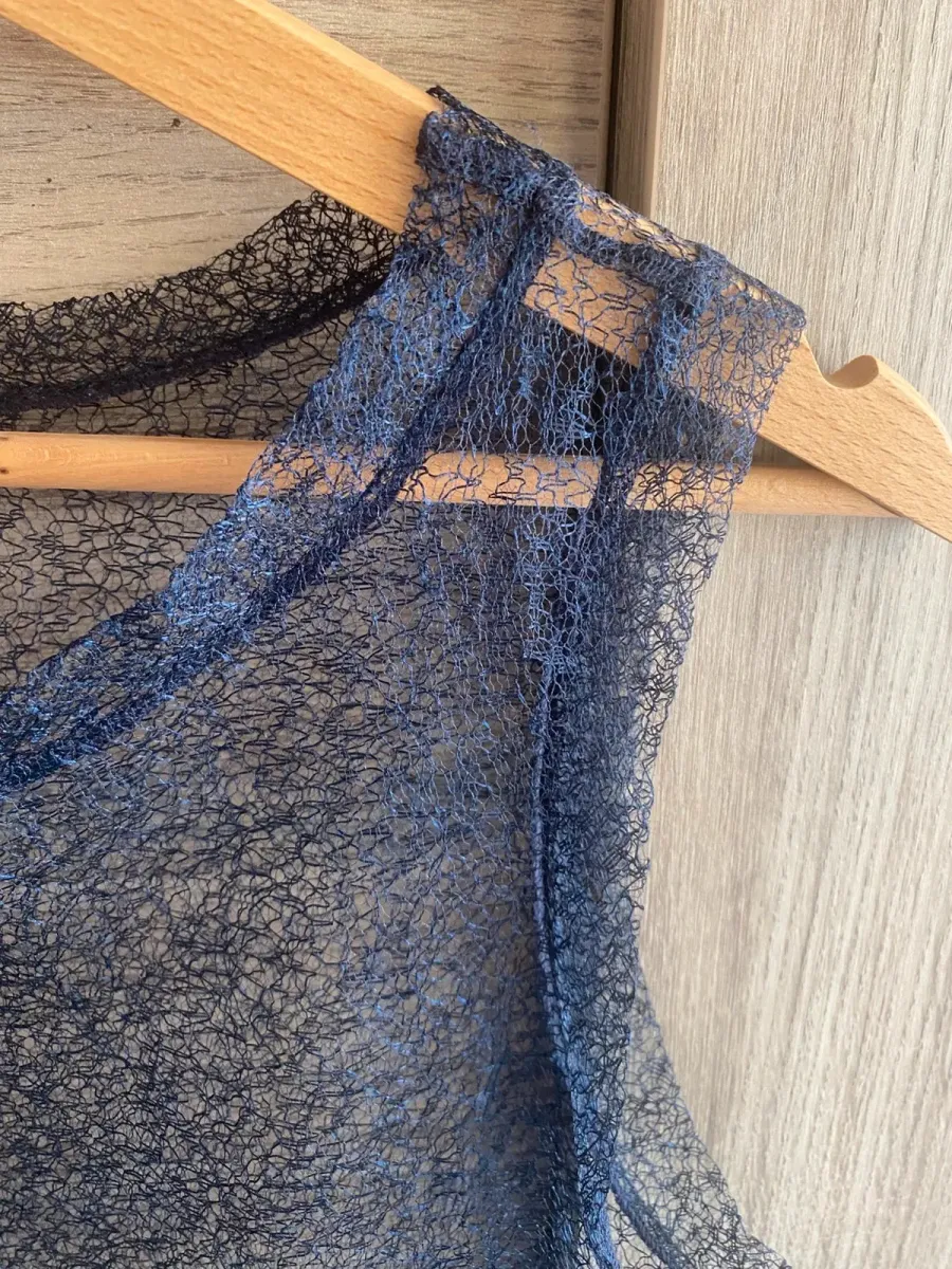 Superbe et très originale sur-robe bleu marine entièrement en dentelle très fine
Pouvant se porte soit sur un maillot de bain soit sur une jolie robe à Bretelles bleu marine pour une soirée chic
Longueur 83 cm
Hauteur buste 49 cm
Parfait état
C 106 7