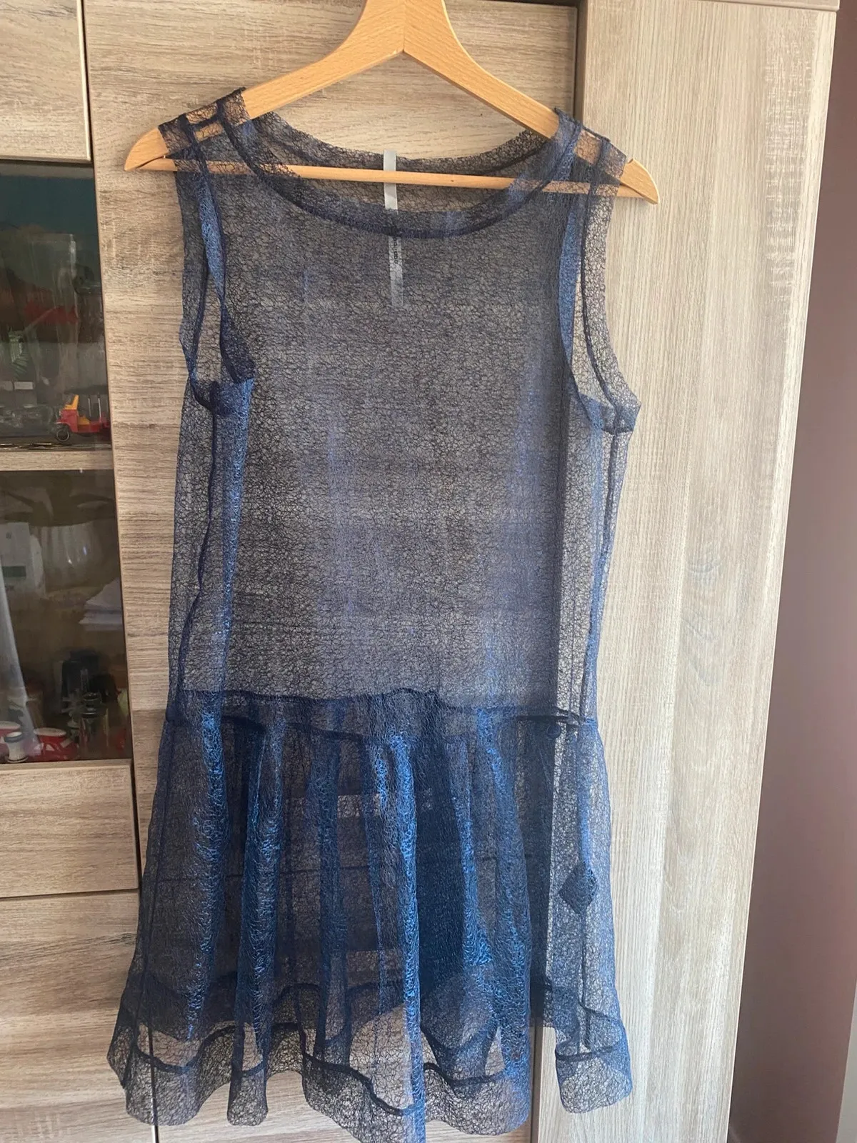 Superb and very original navy overdress entirely in very fine lace.
Wear it over a swimsuit, or over a navy strap dress for a chic evening.
Length 83 cm
Bust height 49 cm
Perfect condition