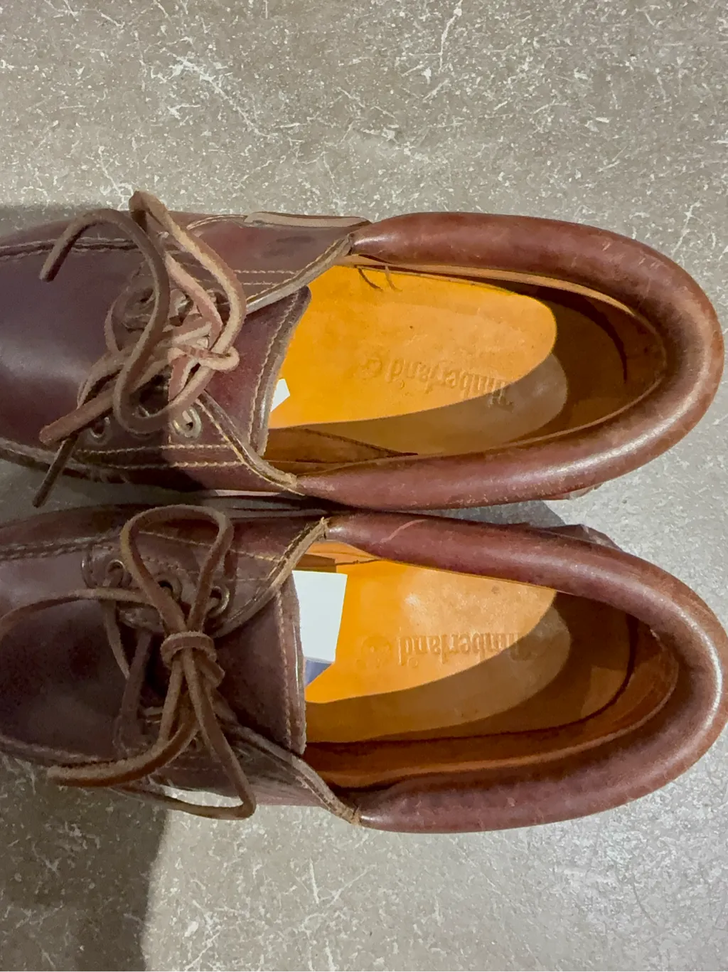 Chaussures bateau Timberland en cuir bordeaux avec lacets en cuir et semelle en caoutchouc. 2