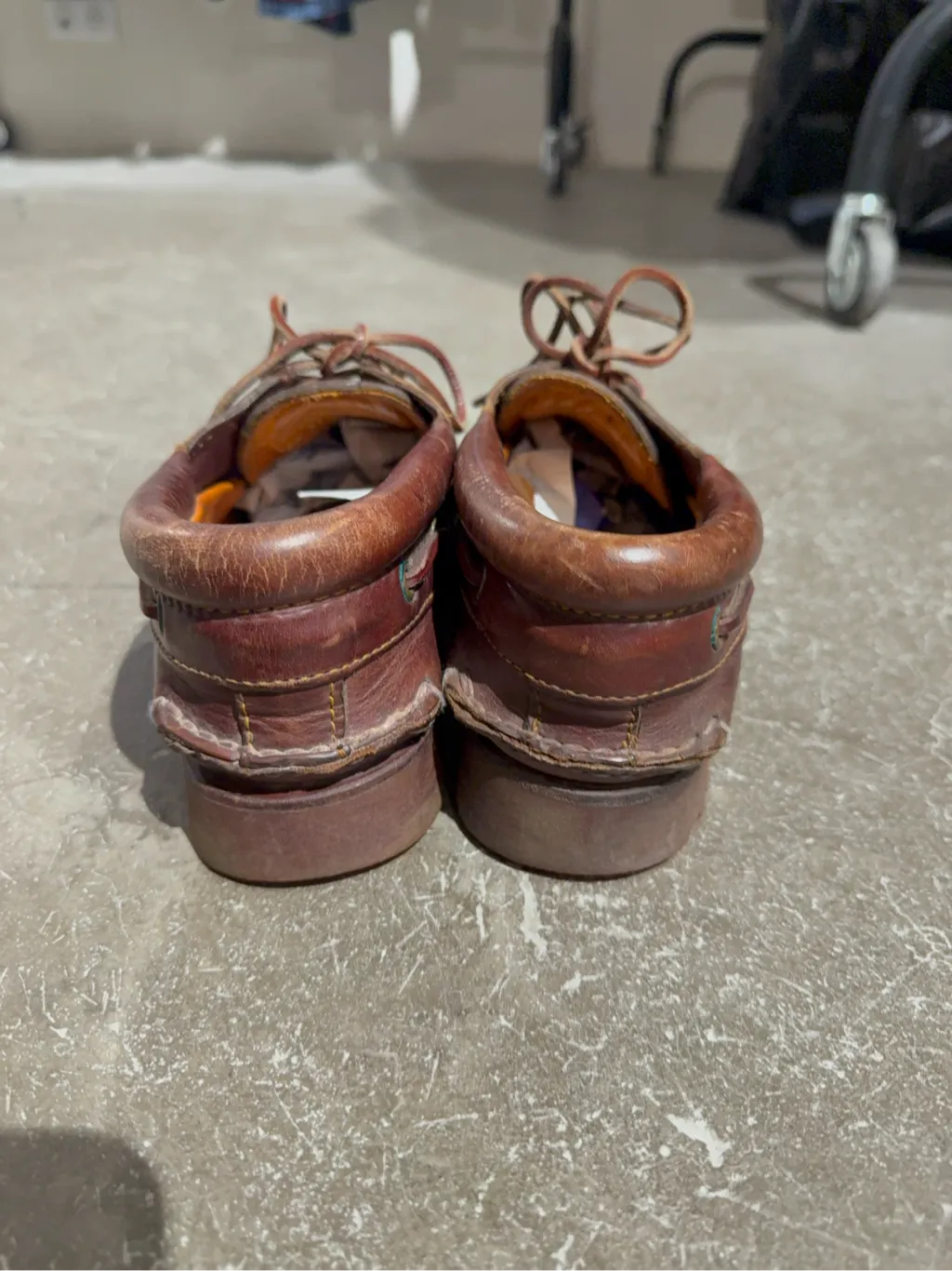 Chaussures bateau Timberland en cuir bordeaux avec lacets en cuir et semelle en caoutchouc. 3