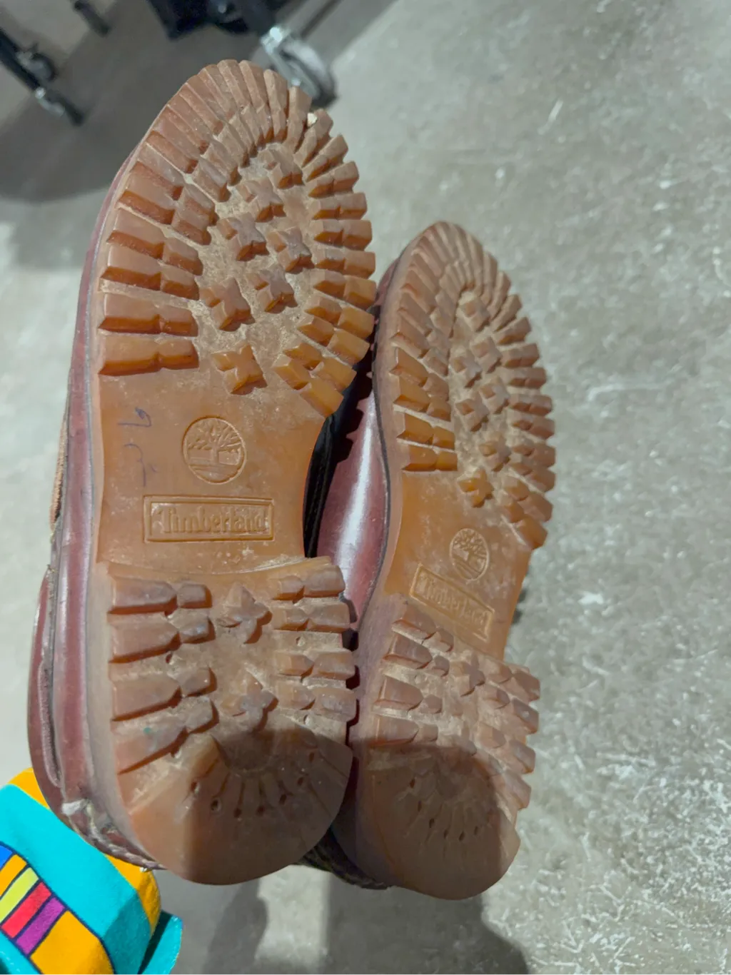 Chaussures bateau Timberland en cuir bordeaux avec lacets en cuir et semelle en caoutchouc. 4
