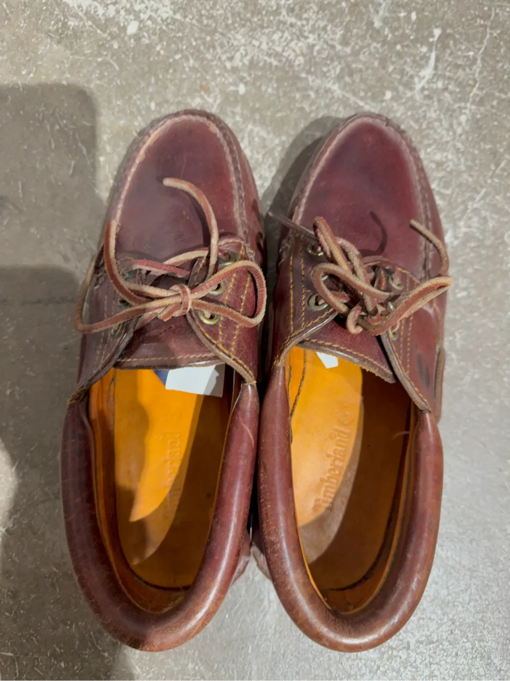 Chaussures bateau Timberland en cuir bordeaux avec lacets en cuir et semelle en caoutchouc. 5