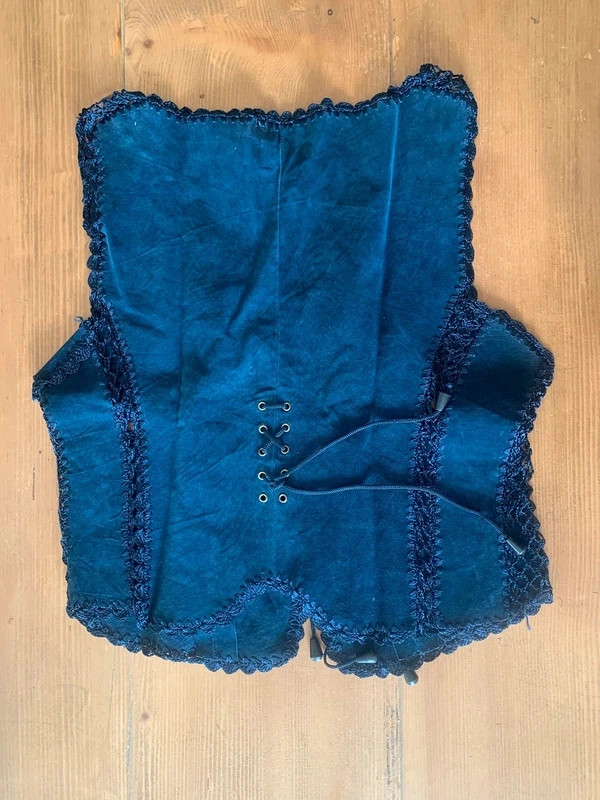 Haut vintage bleu marine/pétrole façon suède, coupe gilet/corset, taille M. Une pièce unique sans marque apparente. 4