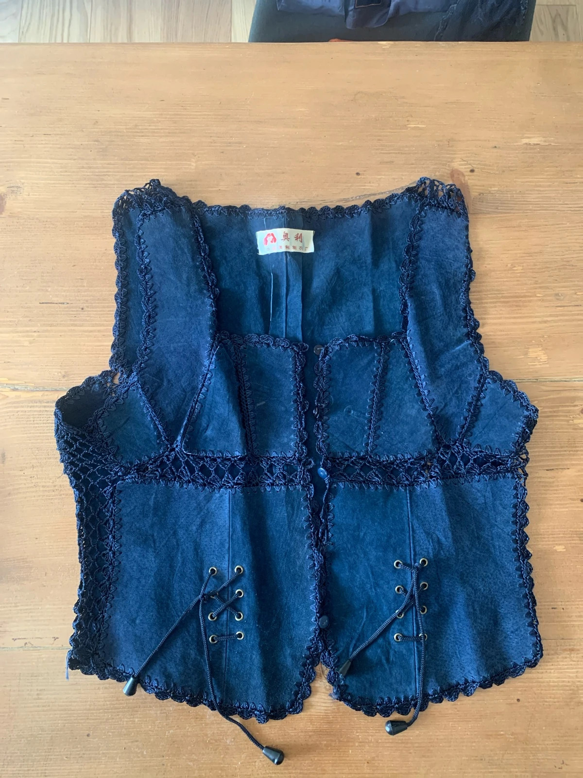 Haut vintage bleu marine/pétrole façon suède, coupe gilet/corset, taille M. Une pièce unique sans marque apparente.