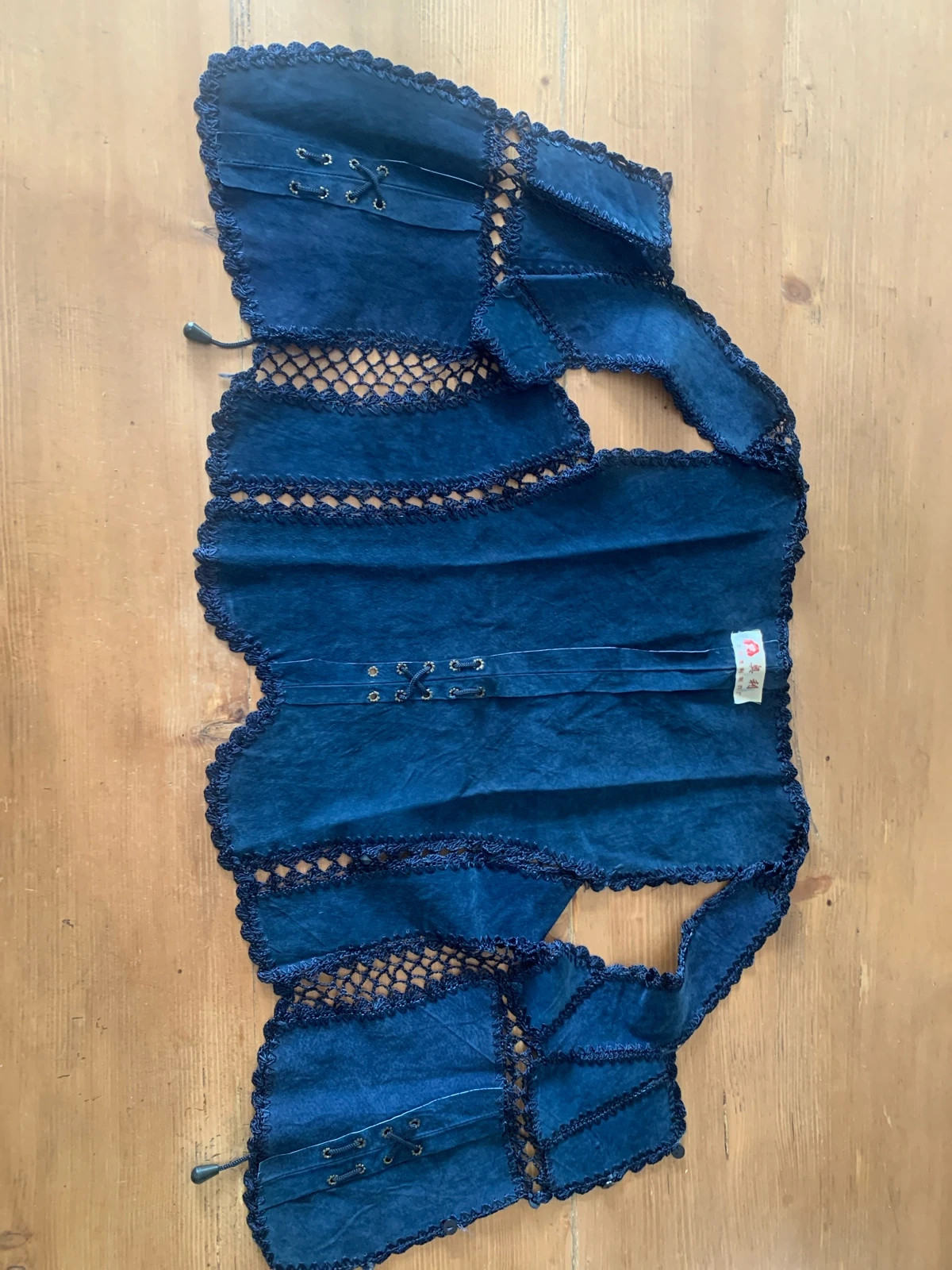 Haut vintage bleu marine/pétrole façon suède, coupe gilet/corset, taille M. Une pièce unique sans marque apparente. 5