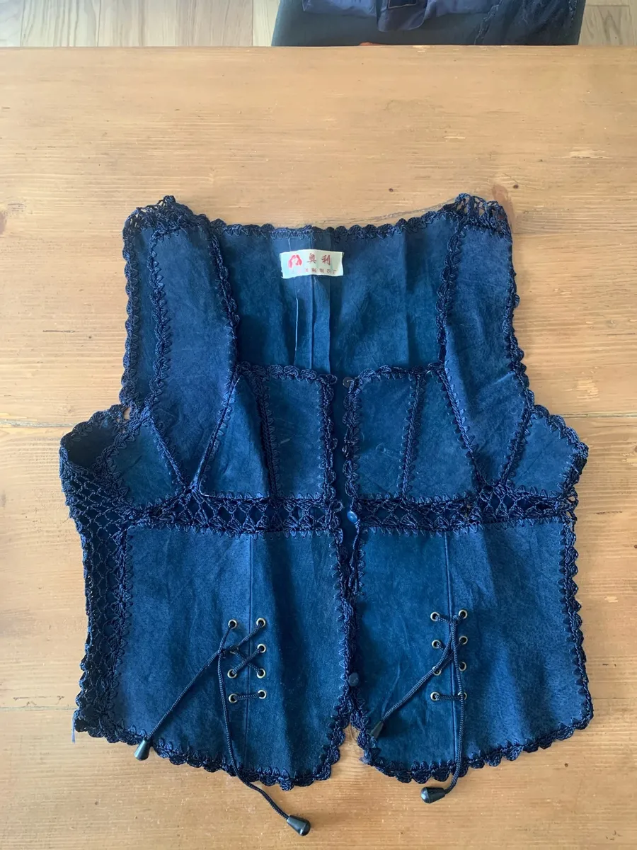 Haut vintage bleu marine/pétrole façon suède, coupe gilet/corset, taille M. Une pièce unique sans marque apparente.
