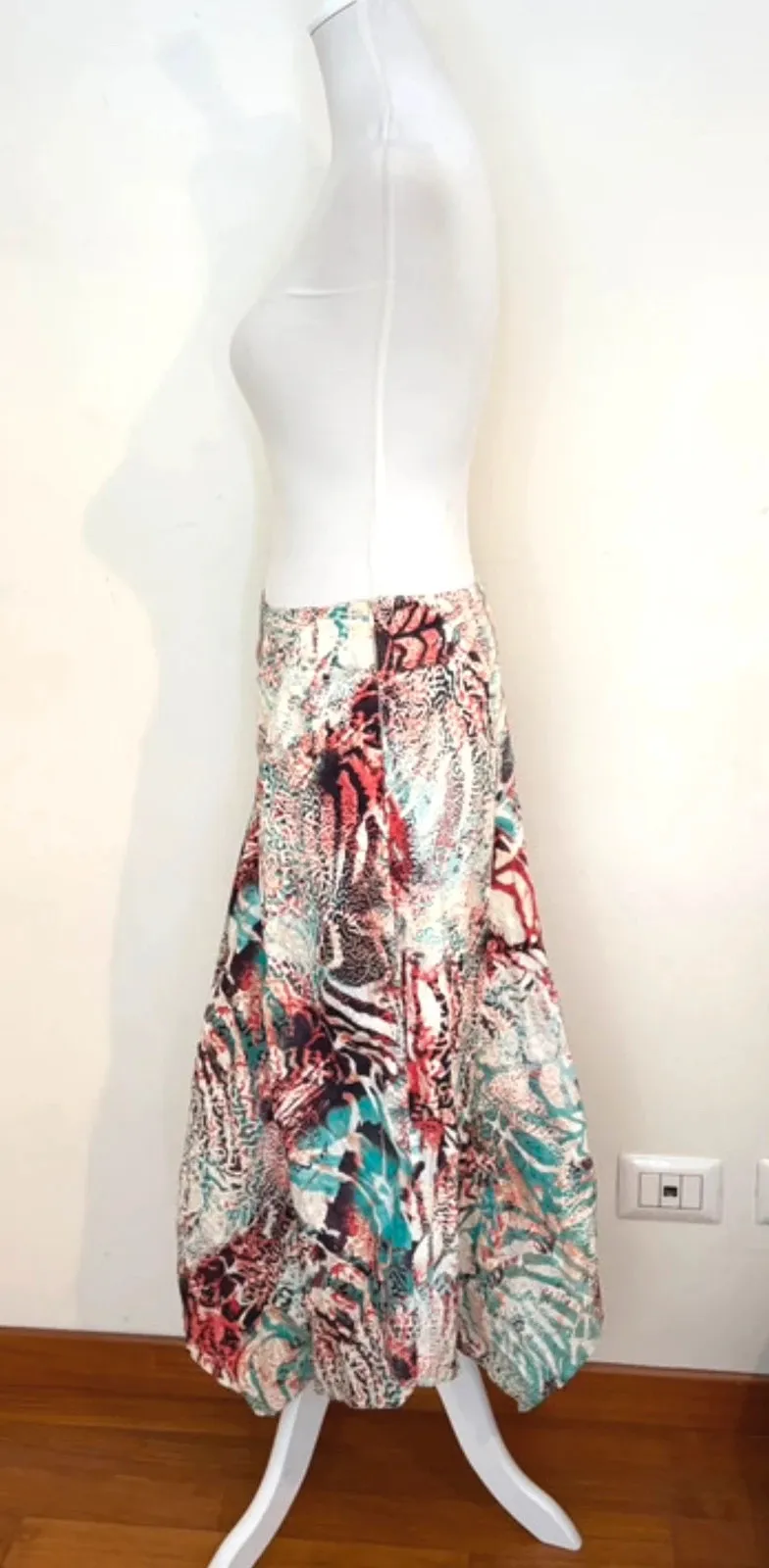Asymmetric Carlo Colucci skirt, labelled size 38.
Waist 74 cm
Length at longest point 84 cm 2