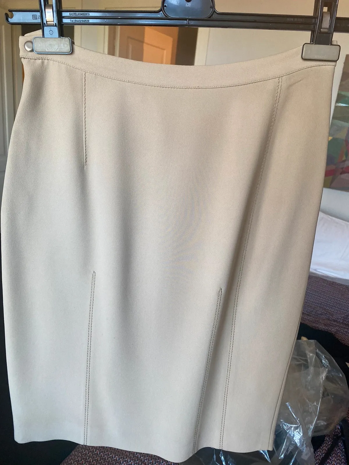 Claude Montana skirt in beige, vintage 1990s piece signed by the French designer. Good condition. Size L (40).