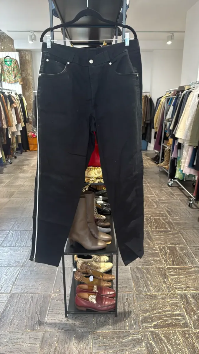 Pantalon droit noir Gianni Versace en 100% coton avec une bande latérale blanche.